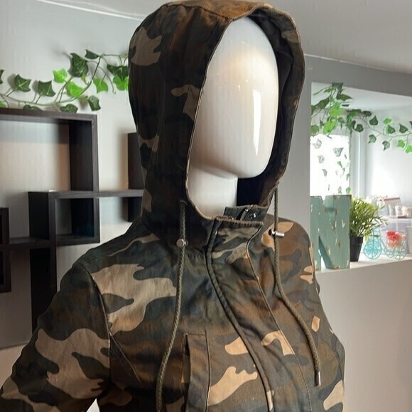 LEVI'S The Jess Cotton Fishtail Hooded Parka Jacket Green Camo Size XS - Picture 3 of 8